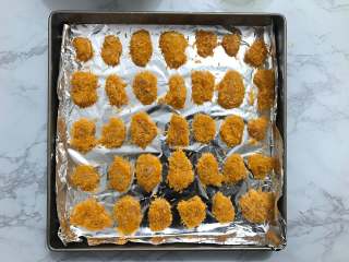 7、鸡米花,依次把鸡肉都处理好,放入烤盘中。烤盘上垫上锡纸便于清洗。