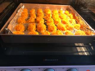 8、鸡米花,把烤盘放入预热好180度的烤箱中,烤20分钟即可。