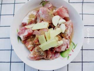 3、粉蒸排骨,放入胡椒粉,生抽,老抽,糖,鸡精,食用油,葱姜,鸡精等调味料。用手将排骨按摩片刻,让排骨充分吸收调味,腌制半个小时,这样比较入味。