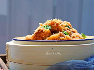 8、粉蒸排骨,排骨里有油有调料了,又腌制了半小时,而且肋排又是有油的,在蒸的过中油与调味料会慢慢渗透到米粉中,成品相当软糯