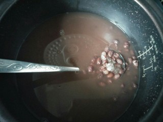 3、红豆芋圆,煮到红豆变软放入冰箱煮到糖融化。