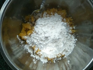 6、红豆芋圆,放入木薯粉。由于南瓜出水性不同粉的用量按实际情况增减。