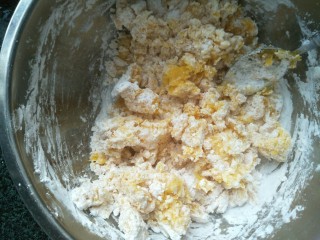 7、红豆芋圆,用勺子搅拌成絮状。南瓜刚出炉温度高不要直接用手搅拌防止烫伤。