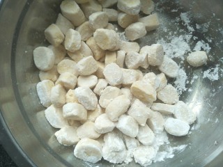 11、红豆芋圆,放入盘中洒上适量的木薯粉防粘。