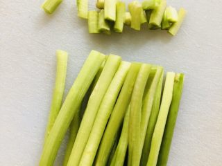 2、芦笋炒肉片,芦笋去皮，去掉较老的头部，我买的时候老板已经帮忙去皮了。这个芦笋很嫩，头部不需要去掉很多。
