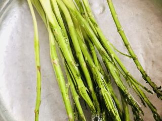 3、芦笋炒肉片,芦笋洗净