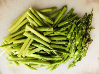 4、芦笋炒肉片,切成小段备用