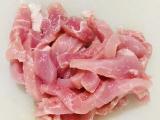 8、芦笋炒肉片,猪瘦肉洗净切片备用。