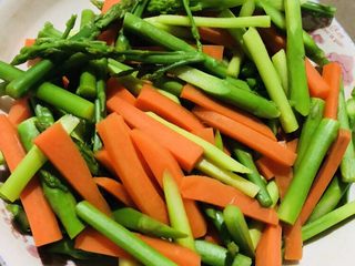 11、芦笋炒肉片,捞出备用