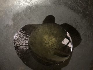 12、芦笋炒肉片,锅内放适量油烧热