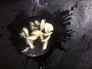 13、芦笋炒肉片,加入蒜片爆香