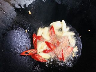 14、芦笋炒肉片,加入辣椒片炒香