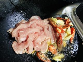 15、芦笋炒肉片,加入肉片翻炒