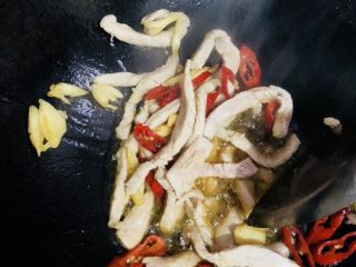 16、芦笋炒肉片,翻炒至肉片断生，也就是肉片变白