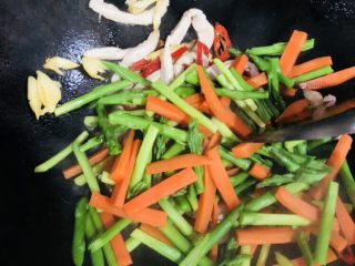 17、芦笋炒肉片,加入焯烫好的胡萝卜和芦笋。