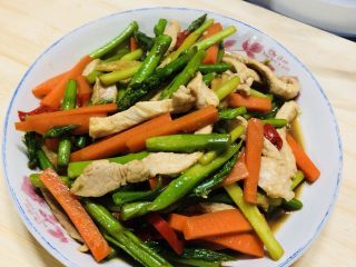 20、芦笋炒肉片,颜色鲜亮更有食欲。