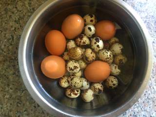 1、啤酒卤蛋,将煮好的鸡蛋和鹌鹑蛋捞到冷水里冰一下。