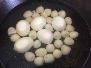 3、啤酒卤蛋,剥好皮的鸡蛋和鹌鹑蛋放到锅里，水和啤酒的比例为2：1.