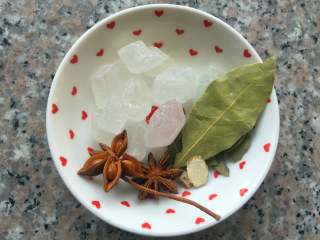 4、啤酒卤蛋,准备一小把冰糖，几个八角、香叶。