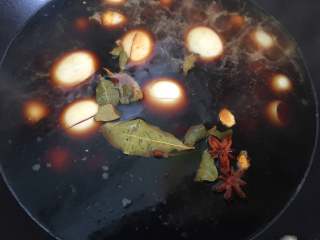 6、啤酒卤蛋,开锅之后把料和酱油一同倒到锅里，大火烧开。小火炖20分钟。