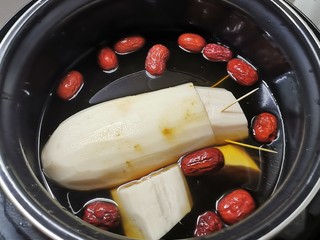 8、桂花糖藕,放入红枣 用压力锅煮半个小时再焖1个小时