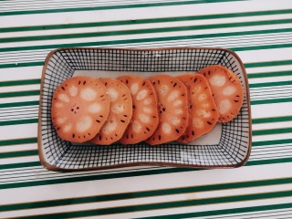 11、桂花糖藕,码放盘中