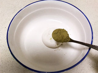 4、冬至美食  茄汁三味猫爪汤圆,取一个，加入抹茶粉