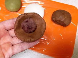 11、冬至美食  茄汁三味猫爪汤圆,用手压扁，加入一个豆沙