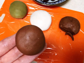 13、冬至美食  茄汁三味猫爪汤圆,再把包好的生坯压扁