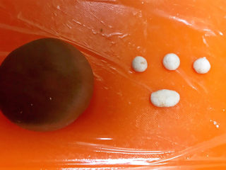 14、冬至美食  茄汁三味猫爪汤圆,取一点白色糯米面，分成3个小圆，一个大一点的椭圆