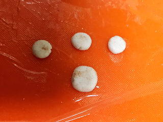 15、冬至美食  茄汁三味猫爪汤圆,把做好的白色小圆压扁