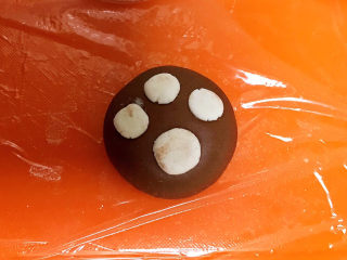 16、冬至美食  茄汁三味猫爪汤圆,把3个小的放在上面，大的那个放在下边，一个萌萌哒可可豆沙汤圆生坯就做好了