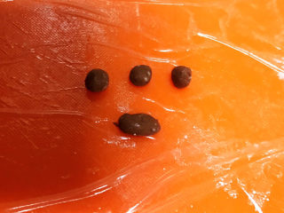 19、冬至美食  茄汁三味猫爪汤圆,取一块可可面团，分成3个小块后团圆，一个稍微大点的一块，揉成椭圆