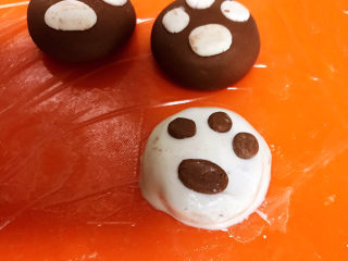 20、冬至美食  茄汁三味猫爪汤圆,再把可可面饼放在原味汤圆生坯上面，3个小的放在上面，椭圆的放在下面