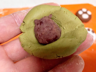 22、冬至美食  茄汁三味猫爪汤圆,用手压扁加入一颗豆沙