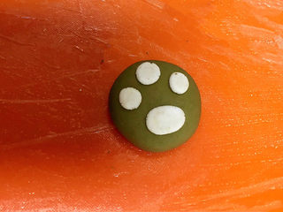 25、冬至美食  茄汁三味猫爪汤圆,把三个小面皮放在上面，椭圆的放在下面，一个抹茶豆沙汤圆生坯就包好了~