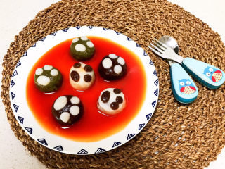 34、冬至美食  茄汁三味猫爪汤圆,把煮好的猫爪汤圆捞出来放入番茄汁里面~