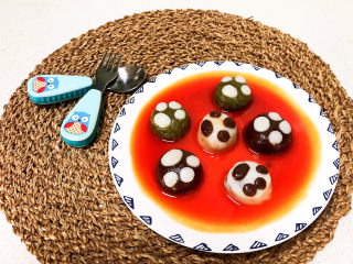 35、冬至美食  茄汁三味猫爪汤圆,萌萌哒茄汁三味猫爪汤圆就可以吃了，这道汤圆软糯香甜，三种口味，萌萌哒非常可爱，高颜值爆表，专治宝宝不爱吃饭~