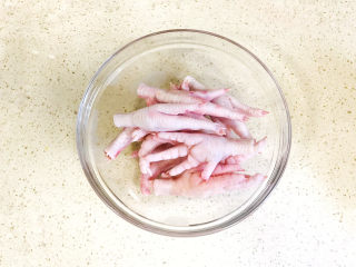 1、糟卤鸡爪,鸡爪买回来，洗净，控干水分