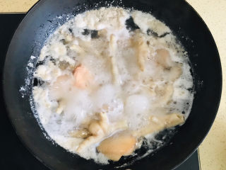 5、糟卤鸡爪,焯水时会有浮沫冒出来，舀出来扔掉