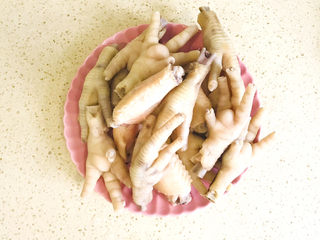 6、糟卤鸡爪,焯过水的鸡爪和鸡翅，用流水冲洗干净