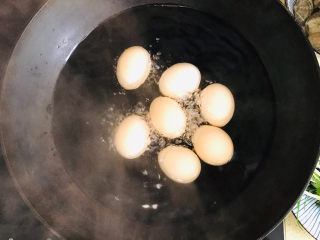 8、糟卤鸡爪,大约煮至六分熟就可以了