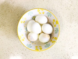 9、糟卤鸡爪,剥去鸡蛋皮，留下白白净净的鸡蛋