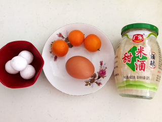 1、鸡蛋醪糟汤,准备食材:醪糟,土鸡蛋,小金桔,黑芝麻汤圆
