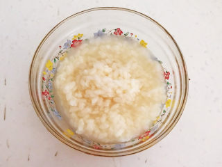 2、鸡蛋醪糟汤,把醪糟打到碗里备用,味道非常地道