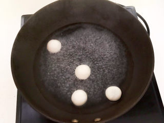 8、鸡蛋醪糟汤,煮至汤圆漂浮上来,就把锅里多余的水倒出去,留够一碗水的分量即可