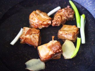 1、排骨青菜番茄面,首先把排骨焯水后洗净，锅中倒入适量的清水，放入焯水的排骨，加入葱段和姜片。