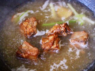 2、排骨青菜番茄面,大火煮沸后，转小火炖煮至汤汁变浓的时候。