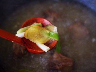 3、排骨青菜番茄面,把葱段和姜片捞出不要。