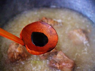 4、排骨青菜番茄面,加入生抽调色。